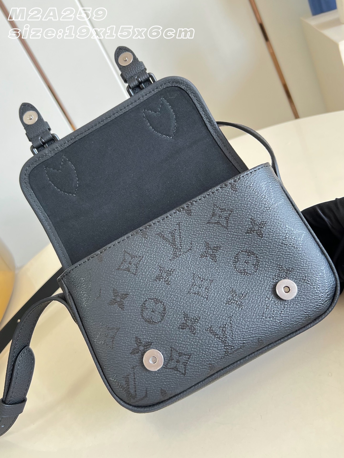【顶级原单 M2A259 】本款 Satchel 迷你斜挎包选用 Monogram Midnight 涂层帆布临摹袖珍邮 【顶级原单 M2A259 】本款 Satchel 迷你斜挎包选用 Monogram Midnight 涂层帆布临摹袖珍邮