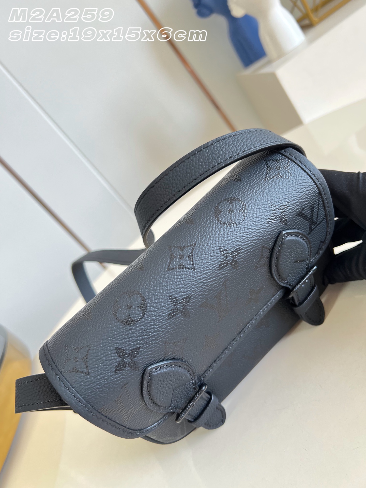 【顶级原单 M2A259 】本款 Satchel 迷你斜挎包选用 Monogram Midnight 涂层帆布临摹袖珍邮 【顶级原单 M2A259 】本款 Satchel 迷你斜挎包选用 Monogram Midnight 涂层帆布临摹袖珍邮