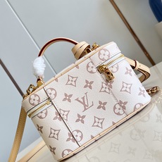 【顶级原单 M29782 】Vanity Chain Pouch 手袋自路易威登典藏硬箱汲取灵感,尽显品牌旅行传承,此款 【顶级原单 M29782 】Vanity Chain Pouch 手袋自路易威登典藏硬箱汲取灵感,尽显品牌旅行传承,此款
