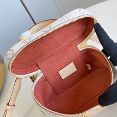 【顶级原单 M29782 】Vanity Chain Pouch 手袋自路易威登典藏硬箱汲取灵感,尽显品牌旅行传承,此款 【顶级原单 M29782 】Vanity Chain Pouch 手袋自路易威登典藏硬箱汲取灵感,尽显品牌旅行传承,此款