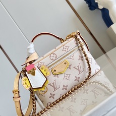 【顶级原单 M29782 】Vanity Chain Pouch 手袋自路易威登典藏硬箱汲取灵感,尽显品牌旅行传承,此款 【顶级原单 M29782 】Vanity Chain Pouch 手袋自路易威登典藏硬箱汲取灵感,尽显品牌旅行传承,此款