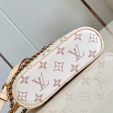 【顶级原单 M29782 】Vanity Chain Pouch 手袋自路易威登典藏硬箱汲取灵感,尽显品牌旅行传承,此款 【顶级原单 M29782 】Vanity Chain Pouch 手袋自路易威登典藏硬箱汲取灵感,尽显品牌旅行传承,此款