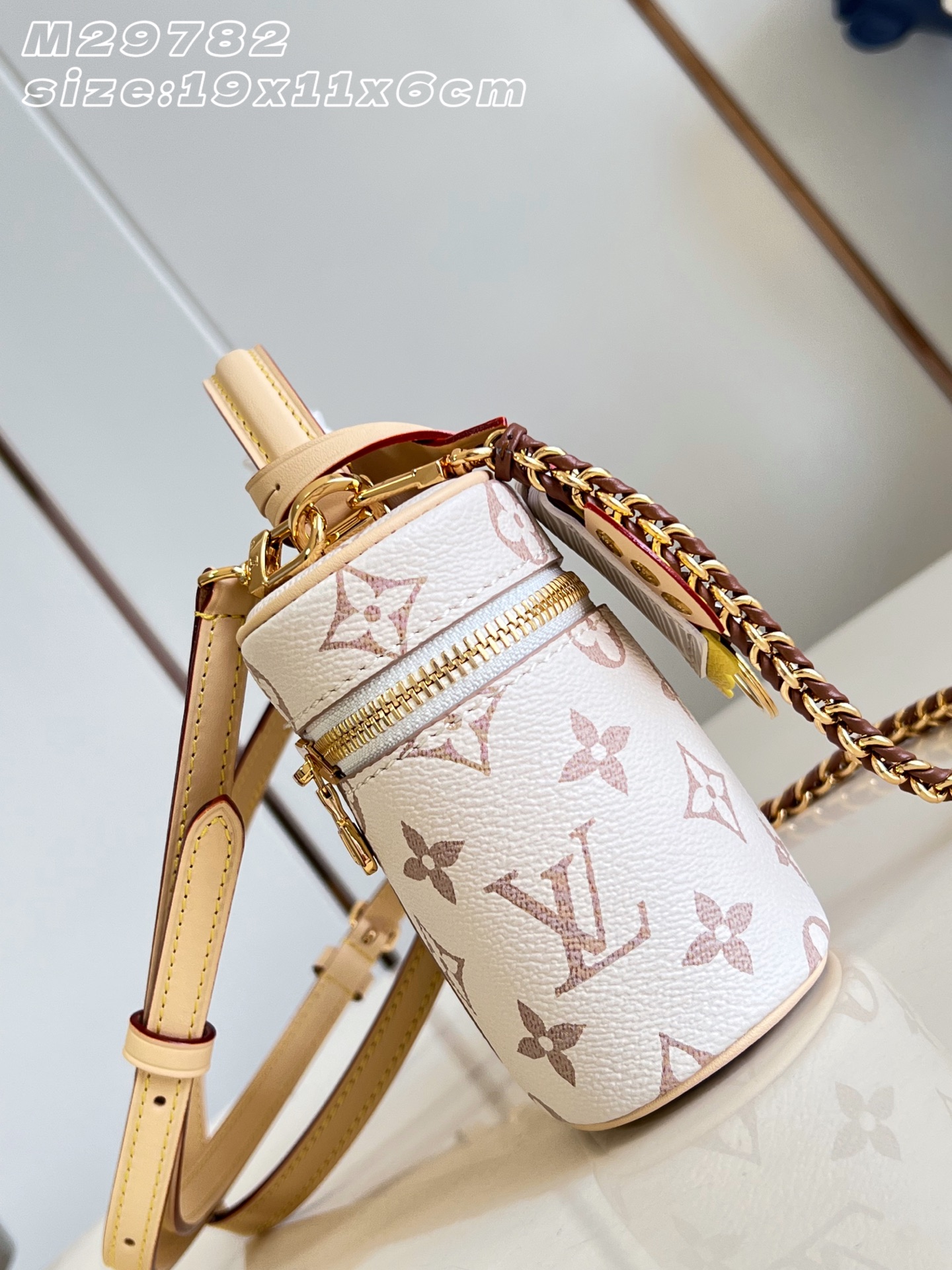 【顶级原单 M29782 】Vanity Chain Pouch 手袋自路易威登典藏硬箱汲取灵感,尽显品牌旅行传承,此款 【顶级原单 M29782 】Vanity Chain Pouch 手袋自路易威登典藏硬箱汲取灵感,尽显品牌旅行传承,此款