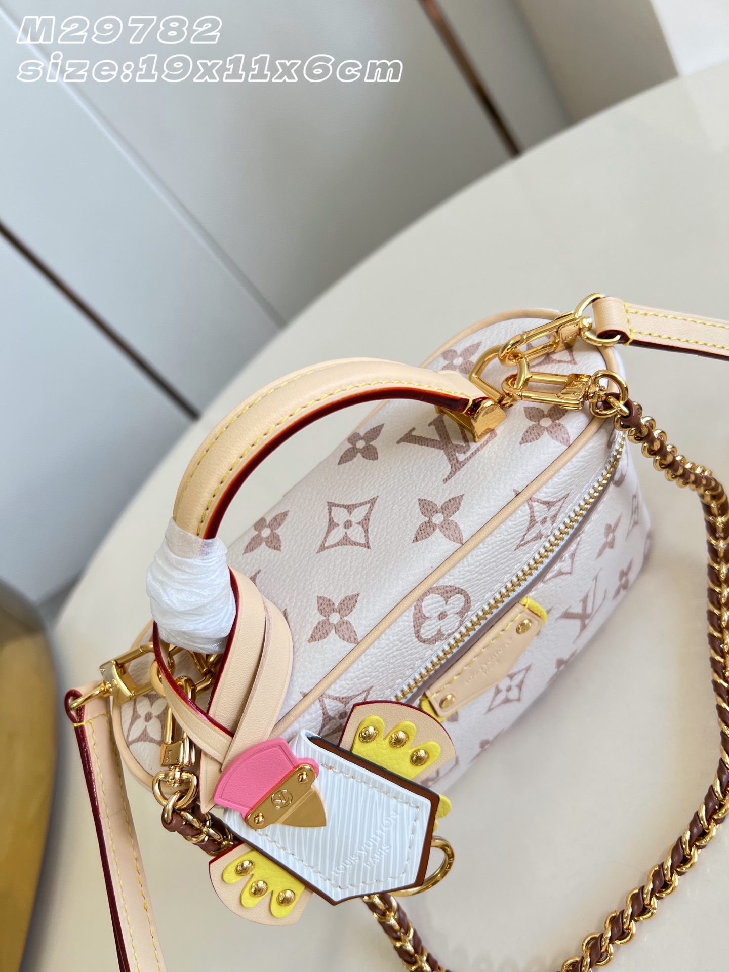 【顶级原单 M29782 】Vanity Chain Pouch 手袋自路易威登典藏硬箱汲取灵感,尽显品牌旅行传承,此款 【顶级原单 M29782 】Vanity Chain Pouch 手袋自路易威登典藏硬箱汲取灵感,尽显品牌旅行传承,此款