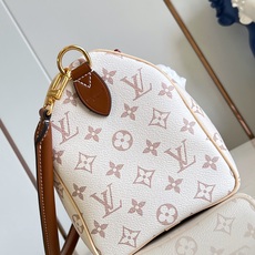 【顶级原单 M2A038 】LV Crafty 系列呈现精巧 Speedy Bandoulière 手袋,致意夏日妙趣精 【顶级原单 M2A038 】LV Crafty 系列呈现精巧 Speedy Bandoulière 手袋,致意夏日妙趣精