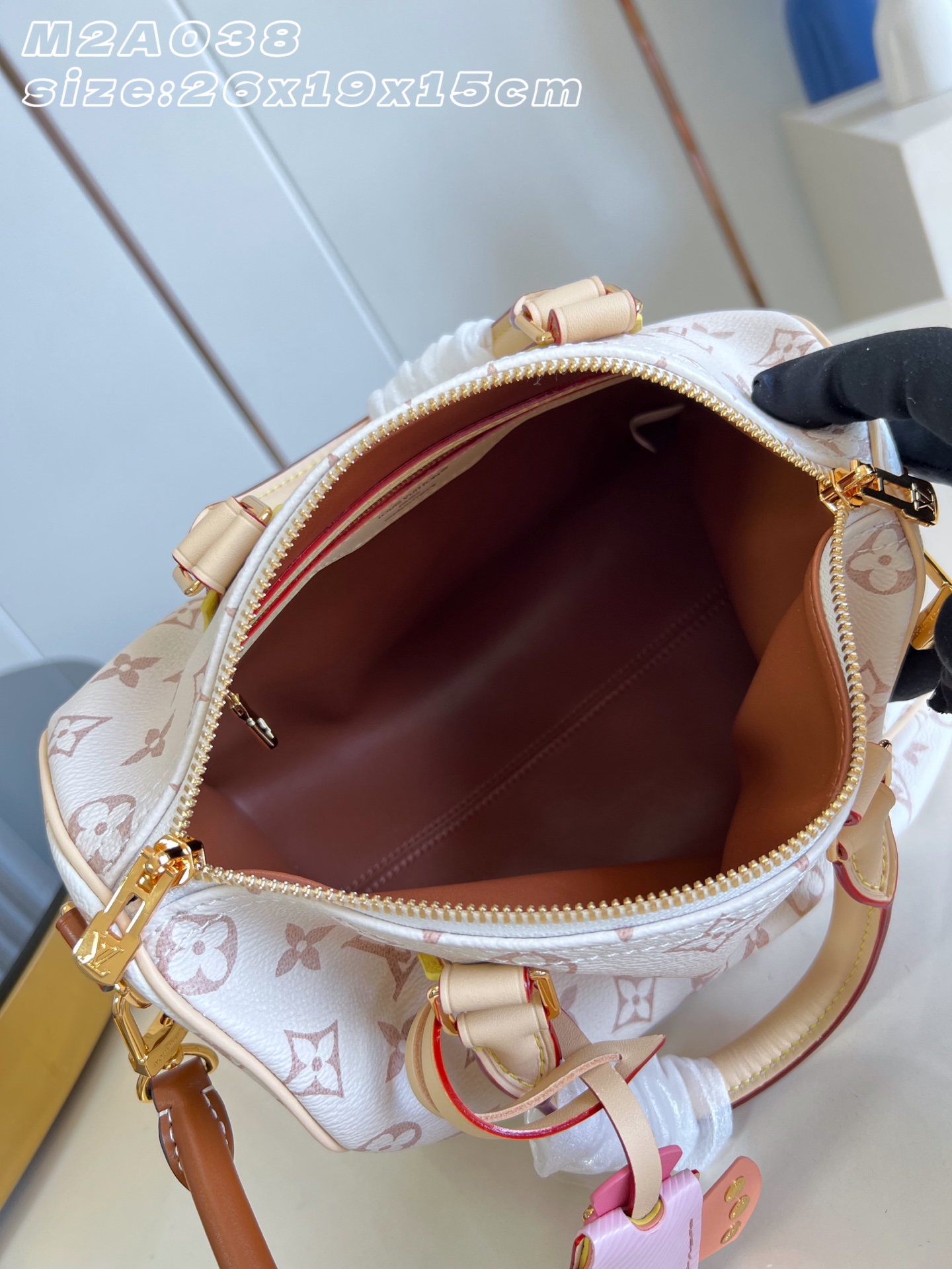 【顶级原单 M2A038 】LV Crafty 系列呈现精巧 Speedy Bandoulière 手袋,致意夏日妙趣精 【顶级原单 M2A038 】LV Crafty 系列呈现精巧 Speedy Bandoulière 手袋,致意夏日妙趣精