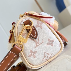 【顶级原单 M29781 】LV Crafty 系列焕新推出 Nano Speedy 手袋,为经典设计注入盎然意趣。Mo 【顶级原单 M29781 】LV Crafty 系列焕新推出 Nano Speedy 手袋,为经典设计注入盎然意趣。Mo