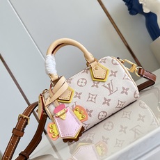 【顶级原单 M29781 】LV Crafty 系列焕新推出 Nano Speedy 手袋,为经典设计注入盎然意趣。Mo 【顶级原单 M29781 】LV Crafty 系列焕新推出 Nano Speedy 手袋,为经典设计注入盎然意趣。Mo