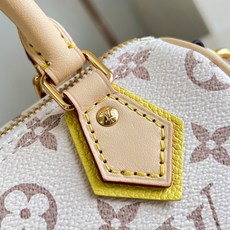 【顶级原单 M29781 】LV Crafty 系列焕新推出 Nano Speedy 手袋,为经典设计注入盎然意趣。Mo 【顶级原单 M29781 】LV Crafty 系列焕新推出 Nano Speedy 手袋,为经典设计注入盎然意趣。Mo