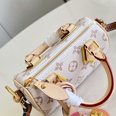 【顶级原单 M29781 】LV Crafty 系列焕新推出 Nano Speedy 手袋,为经典设计注入盎然意趣。Mo 【顶级原单 M29781 】LV Crafty 系列焕新推出 Nano Speedy 手袋,为经典设计注入盎然意趣。Mo