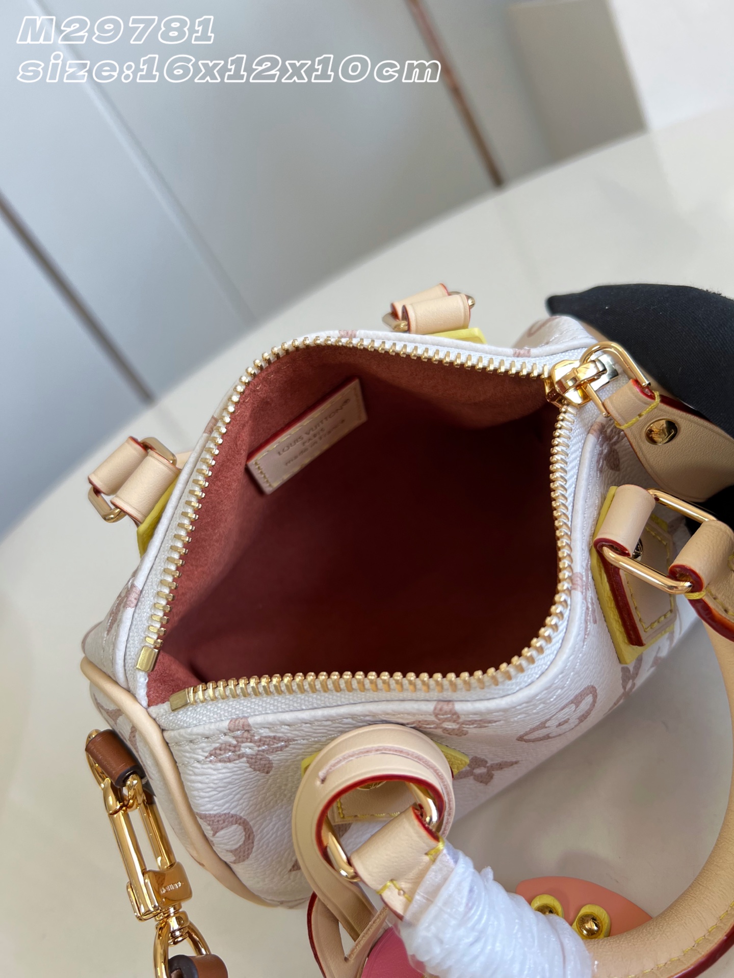 【顶级原单 M29781 】LV Crafty 系列焕新推出 Nano Speedy 手袋,为经典设计注入盎然意趣。Mo 【顶级原单 M29781 】LV Crafty 系列焕新推出 Nano Speedy 手袋,为经典设计注入盎然意趣。Mo