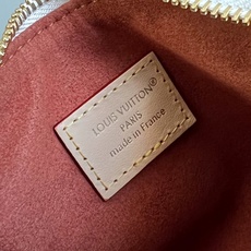 【顶级原单 M29781 】LV Crafty 系列焕新推出 Nano Speedy 手袋,为经典设计注入盎然意趣。Mo 【顶级原单 M29781 】LV Crafty 系列焕新推出 Nano Speedy 手袋,为经典设计注入盎然意趣。Mo