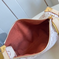 【顶级原单 M29913 】本款 Side Trunk 中号手袋出自 LV Crafty 系列,以工致笔触焕新演绎典雅 【顶级原单 M29913 】本款 Side Trunk 中号手袋出自 LV Crafty 系列,以工致笔触焕新演绎典雅