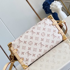 【顶级原单 M29913 】本款 Side Trunk 中号手袋出自 LV Crafty 系列,以工致笔触焕新演绎典雅 【顶级原单 M29913 】本款 Side Trunk 中号手袋出自 LV Crafty 系列,以工致笔触焕新演绎典雅