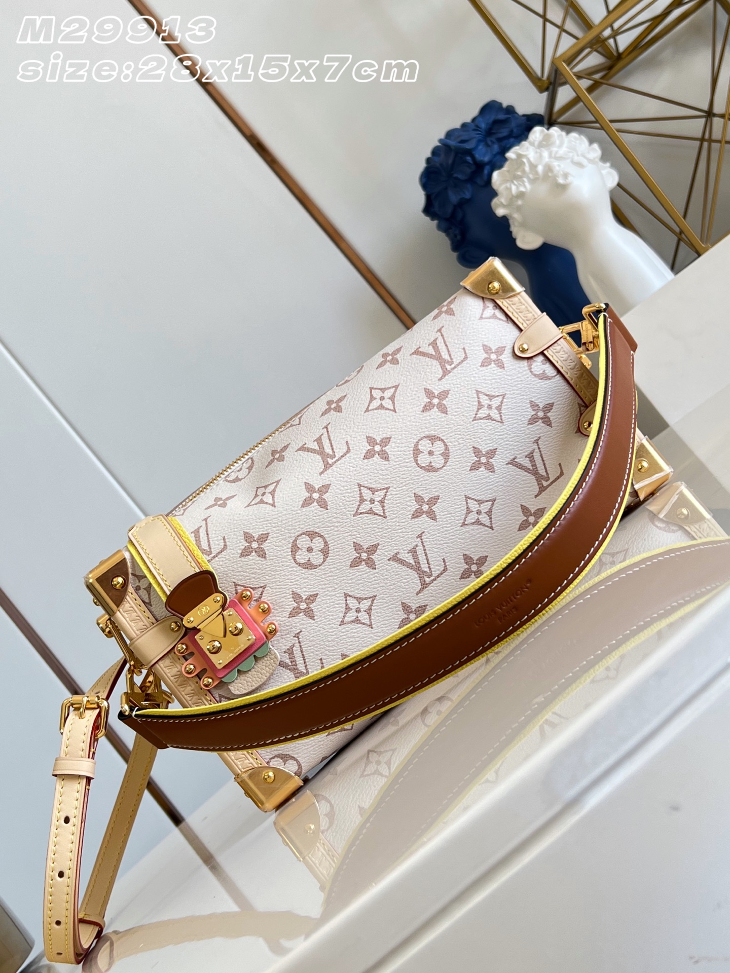 【顶级原单 M29913 】本款 Side Trunk 中号手袋出自 LV Crafty 系列,以工致笔触焕新演绎典雅 【顶级原单 M29913 】本款 Side Trunk 中号手袋出自 LV Crafty 系列,以工致笔触焕新演绎典雅