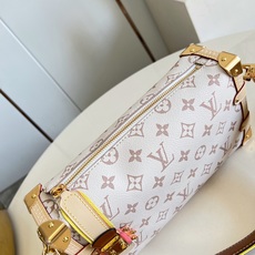 【顶级原单 M29913 】本款 Side Trunk 中号手袋出自 LV Crafty 系列,以工致笔触焕新演绎典雅 【顶级原单 M29913 】本款 Side Trunk 中号手袋出自 LV Crafty 系列,以工致笔触焕新演绎典雅