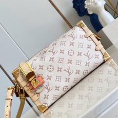 【顶级原单 M29913 】本款 Side Trunk 中号手袋出自 LV Crafty 系列,以工致笔触焕新演绎典雅 【顶级原单 M29913 】本款 Side Trunk 中号手袋出自 LV Crafty 系列,以工致笔触焕新演绎典雅