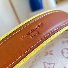 【顶级原单 M29913 】本款 Side Trunk 中号手袋出自 LV Crafty 系列,以工致笔触焕新演绎典雅 【顶级原单 M29913 】本款 Side Trunk 中号手袋出自 LV Crafty 系列,以工致笔触焕新演绎典雅