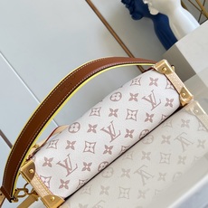 【顶级原单 M29913 】本款 Side Trunk 中号手袋出自 LV Crafty 系列,以工致笔触焕新演绎典雅 【顶级原单 M29913 】本款 Side Trunk 中号手袋出自 LV Crafty 系列,以工致笔触焕新演绎典雅