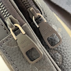 【顶级原单 M2A354 】本款紧凑且实用的 Avenue 斜挎包采用 Taurillon Monogram 皮革制成, 【顶级原单 M2A354 】本款紧凑且实用的 Avenue 斜挎包采用 Taurillon Monogram 皮革制成,