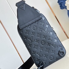 【顶级原单 M2A354 】本款紧凑且实用的 Avenue 斜挎包采用 Taurillon Monogram 皮革制成, 【顶级原单 M2A354 】本款紧凑且实用的 Avenue 斜挎包采用 Taurillon Monogram 皮革制成,