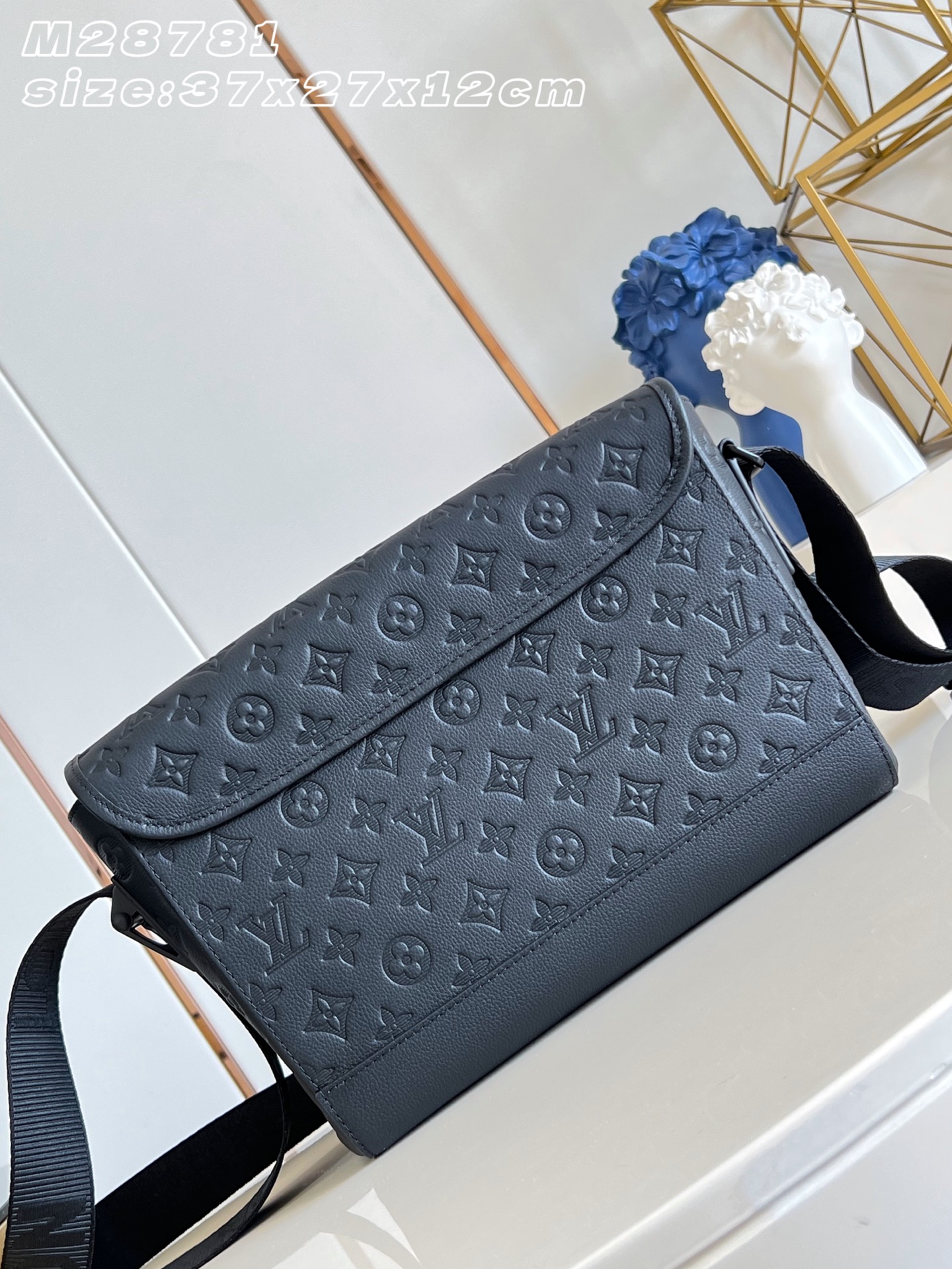 【顶级原单 M28781 】Courrier 邮差包脱胎于经典邮政用具，以 Monogram Shadow 牛皮革精制而