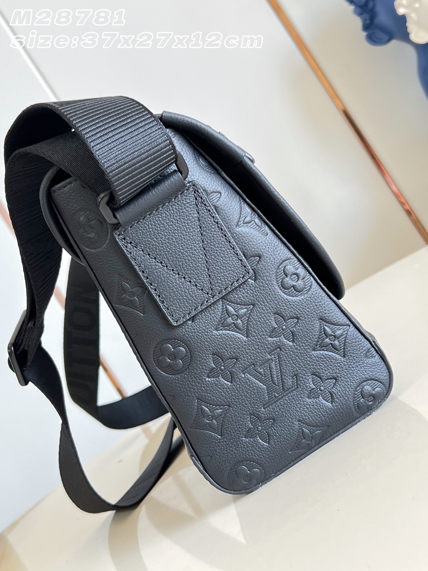 【顶级原单 M28781 】Courrier 邮差包脱胎于经典邮政用具，以 Monogram Shadow 牛皮革精制而
