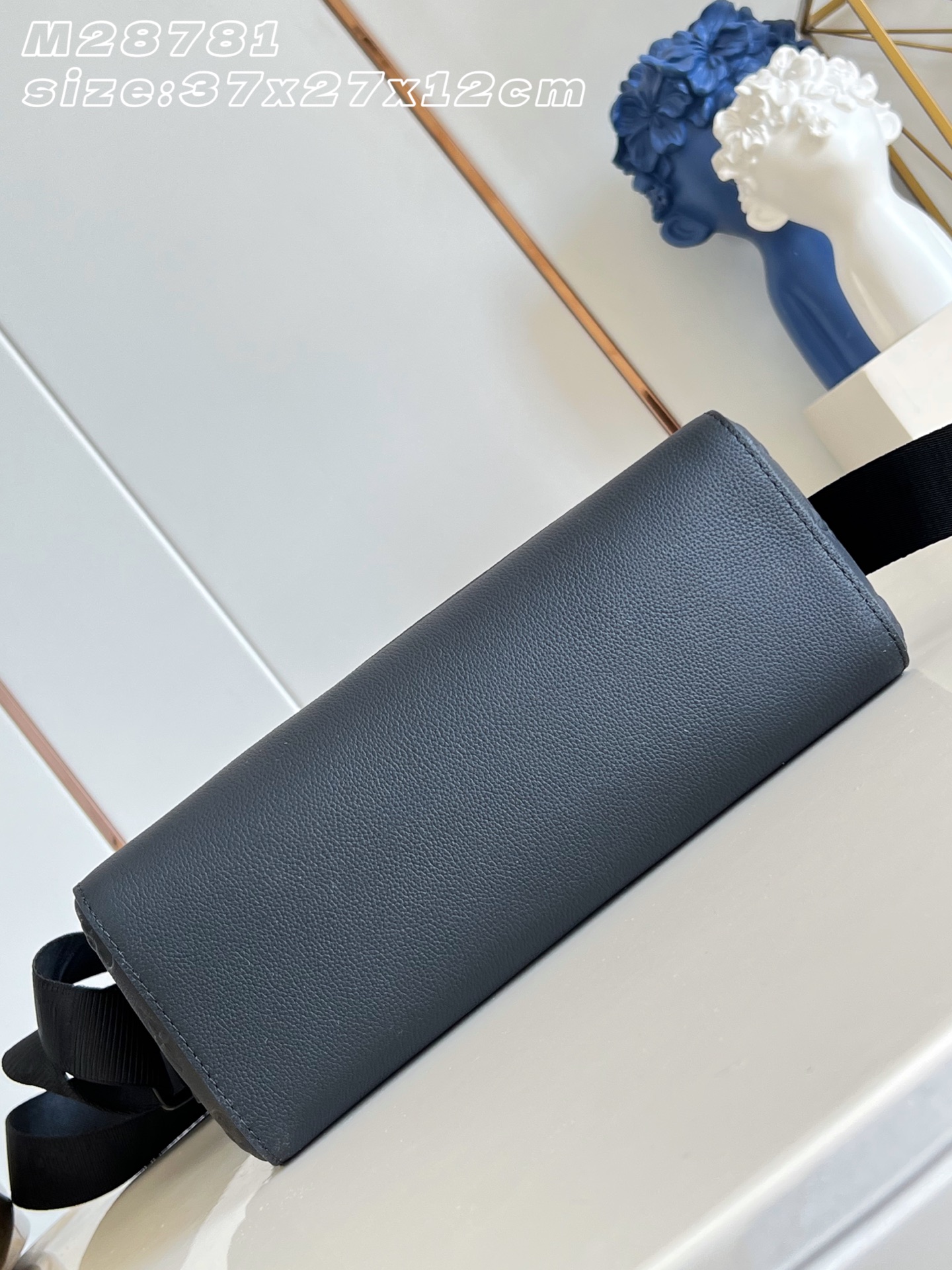 【顶级原单 M28781 】Courrier 邮差包脱胎于经典邮政用具，以 Monogram Shadow 牛皮革精制而