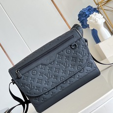 【顶级原单 M28781 】Courrier 邮差包脱胎于经典邮政用具,以 Monogram Shadow 牛皮革精制而 【顶级原单 M28781 】Courrier 邮差包脱胎于经典邮政用具,以 Monogram Shadow 牛皮革精制而