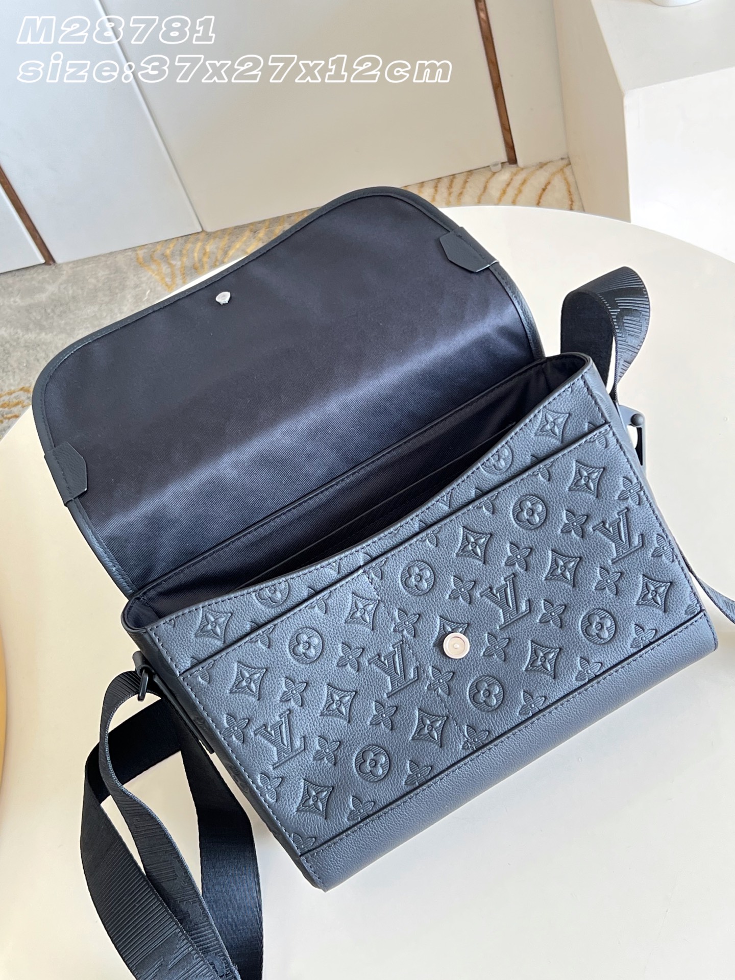 【顶级原单 M28781 】Courrier 邮差包脱胎于经典邮政用具，以 Monogram Shadow 牛皮革精制而