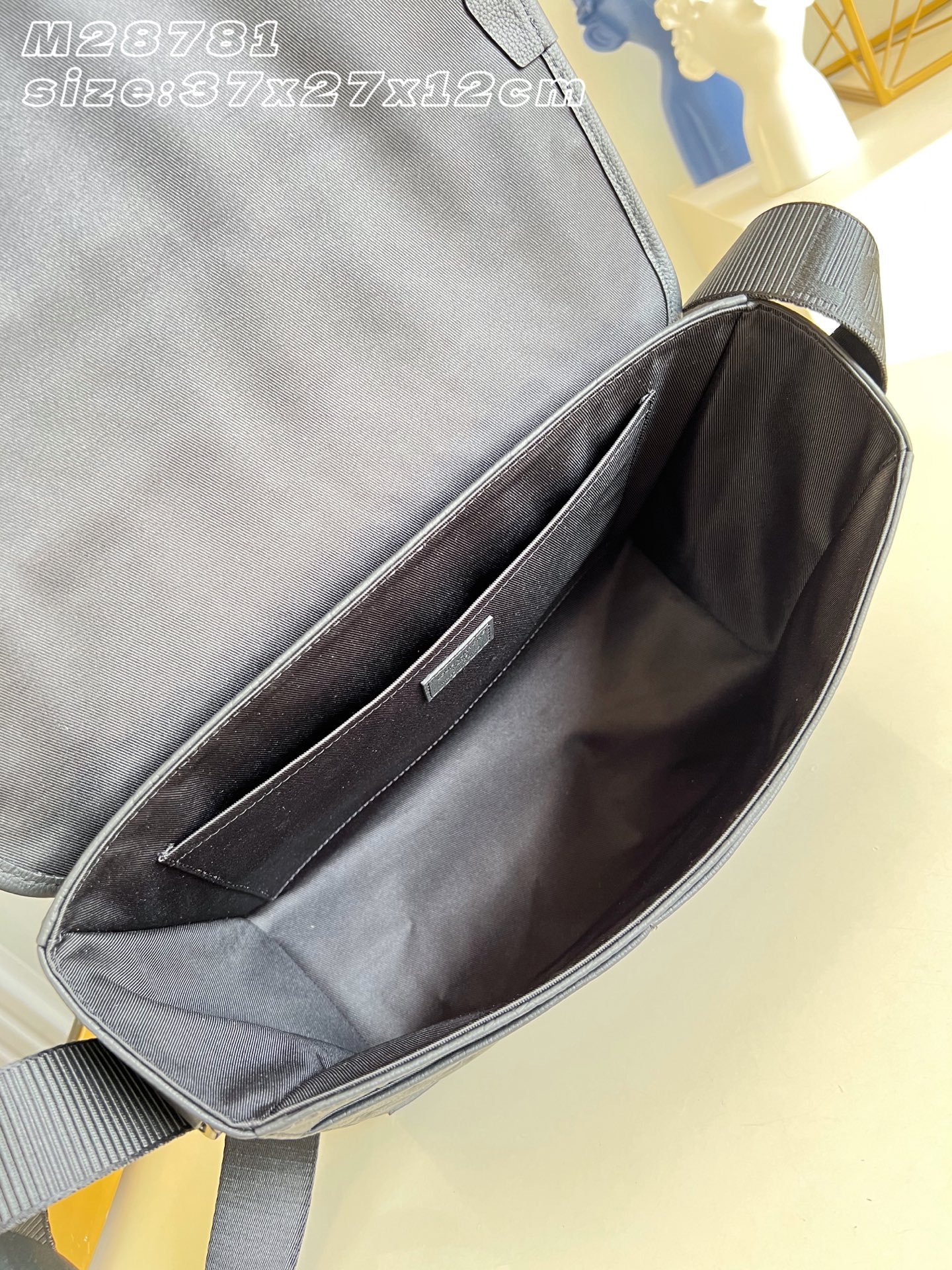 【顶级原单 M28781 】Courrier 邮差包脱胎于经典邮政用具，以 Monogram Shadow 牛皮革精制而