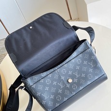 【顶级原单 M28630 】本款 Courrier 邮差包取材 Monogram Eclipse 涂层帆布,重塑经典邮差 【顶级原单 M28630 】本款 Courrier 邮差包取材 Monogram Eclipse 涂层帆布,重塑经典邮差