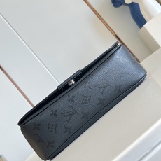 【顶级原单 M2A195 】本款 Bastille 小号邮差包以 Monogram Midnight 涂层帆布塑造经典廓 【顶级原单 M2A195 】本款 Bastille 小号邮差包以 Monogram Midnight 涂层帆布塑造经典廓