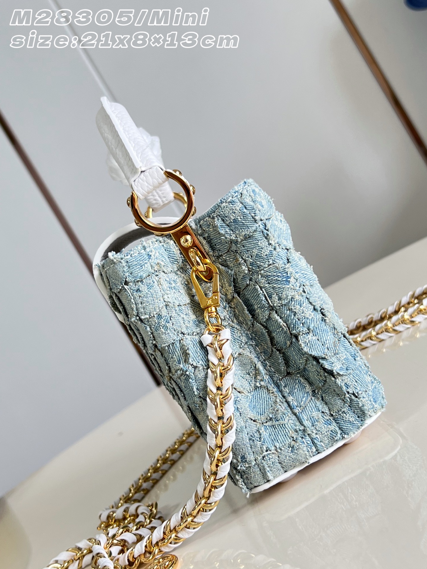 【顶级原单 M28305/迷你 】本款 Denim Rendez-Vous 系列 Capucines 迷你手袋独具个性。
