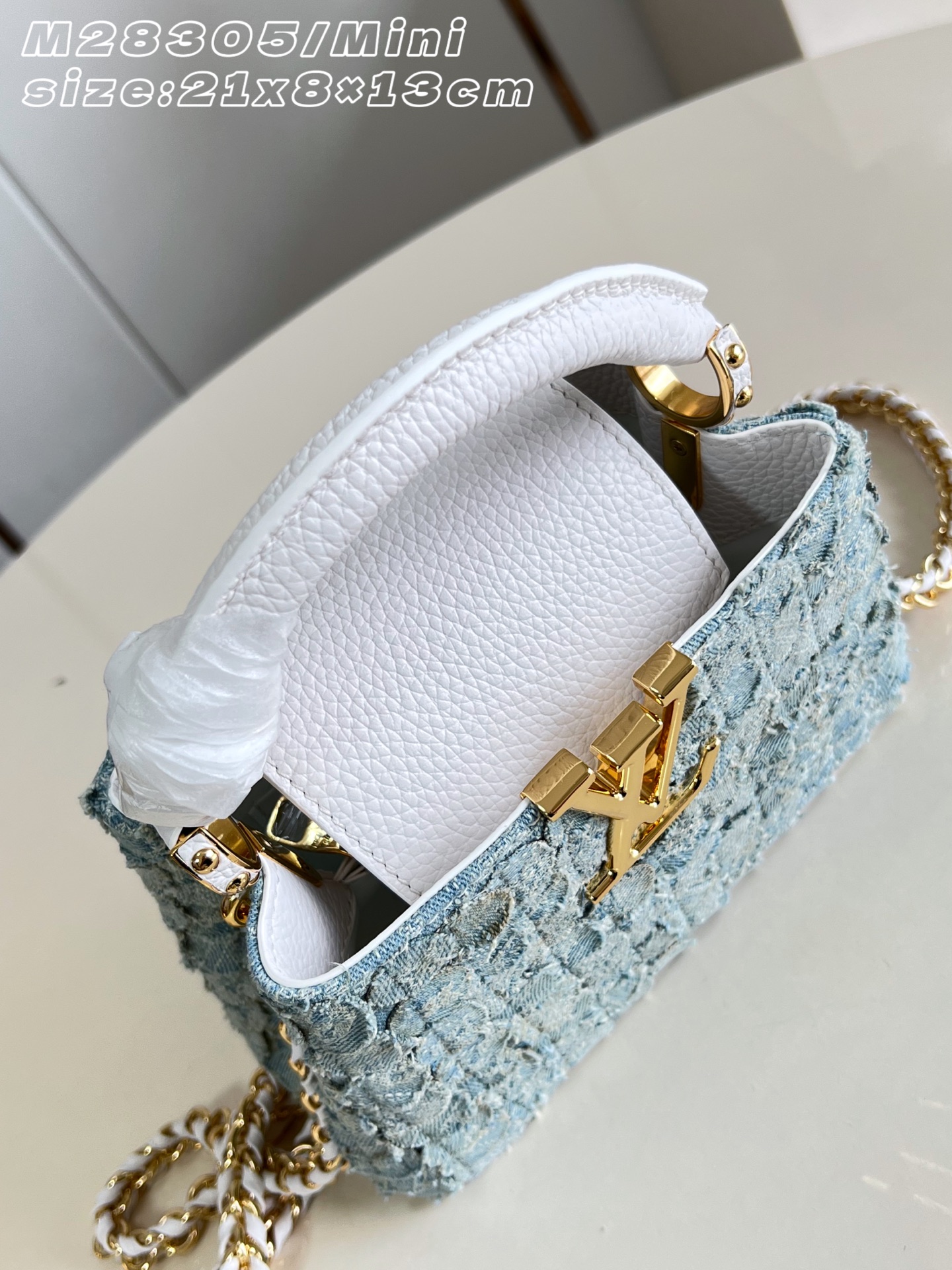 【顶级原单 M28305/迷你 】本款 Denim Rendez-Vous 系列 Capucines 迷你手袋独具个性。