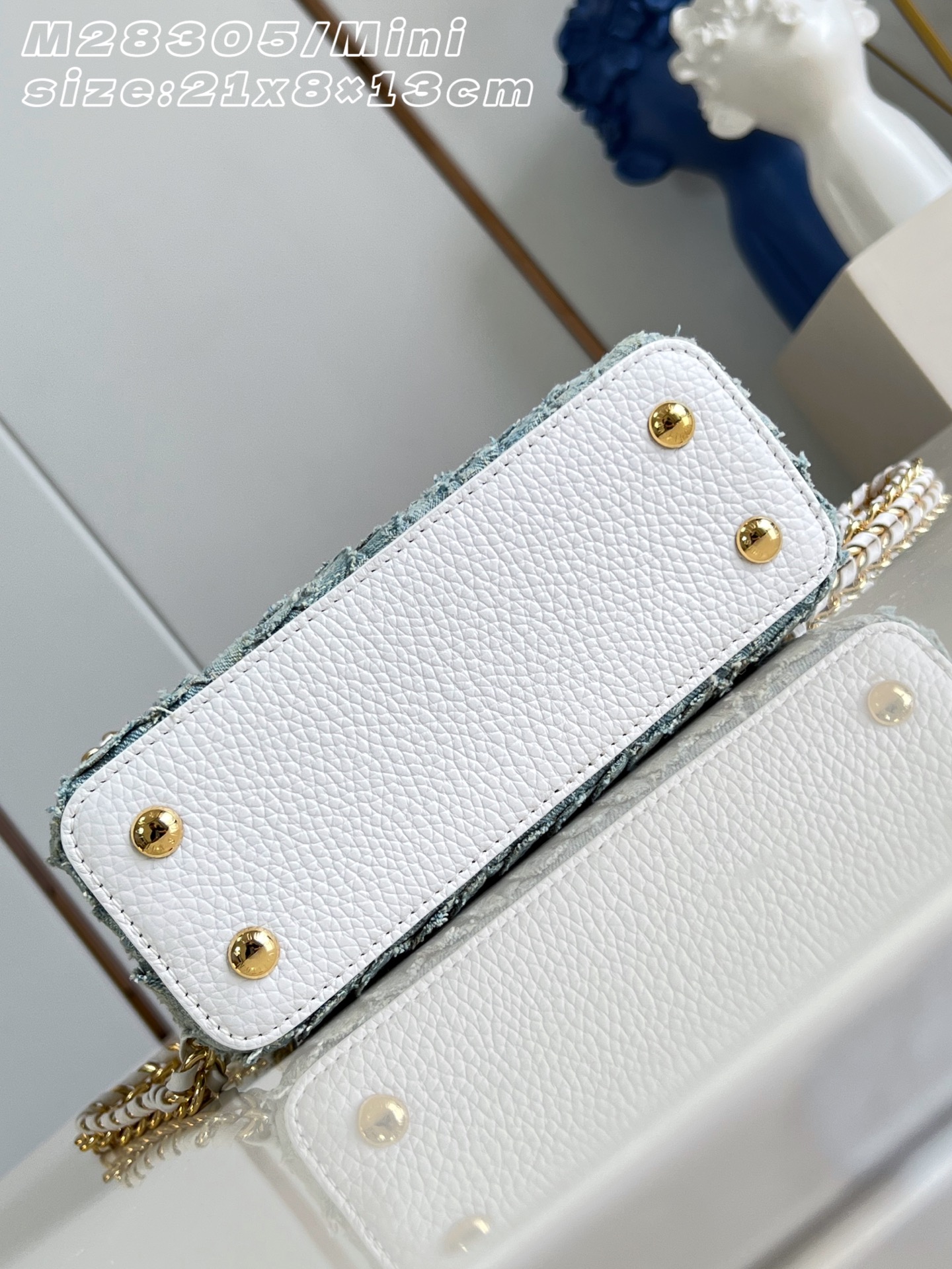 【顶级原单 M28305/迷你 】本款 Denim Rendez-Vous 系列 Capucines 迷你手袋独具个性。