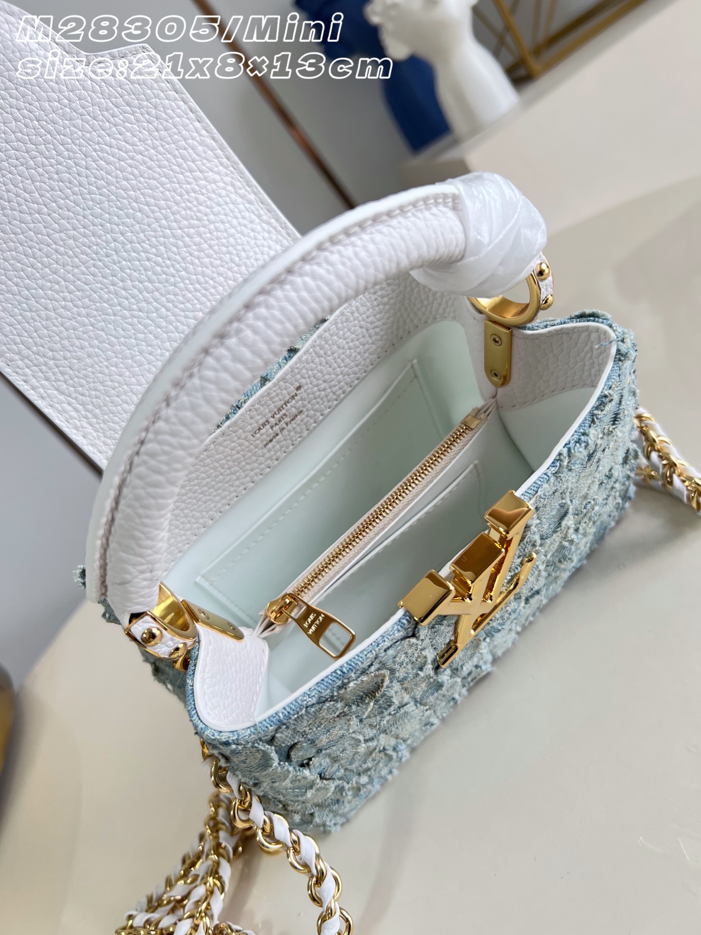 【顶级原单 M28305/迷你 】本款 Denim Rendez-Vous 系列 Capucines 迷你手袋独具个性。
