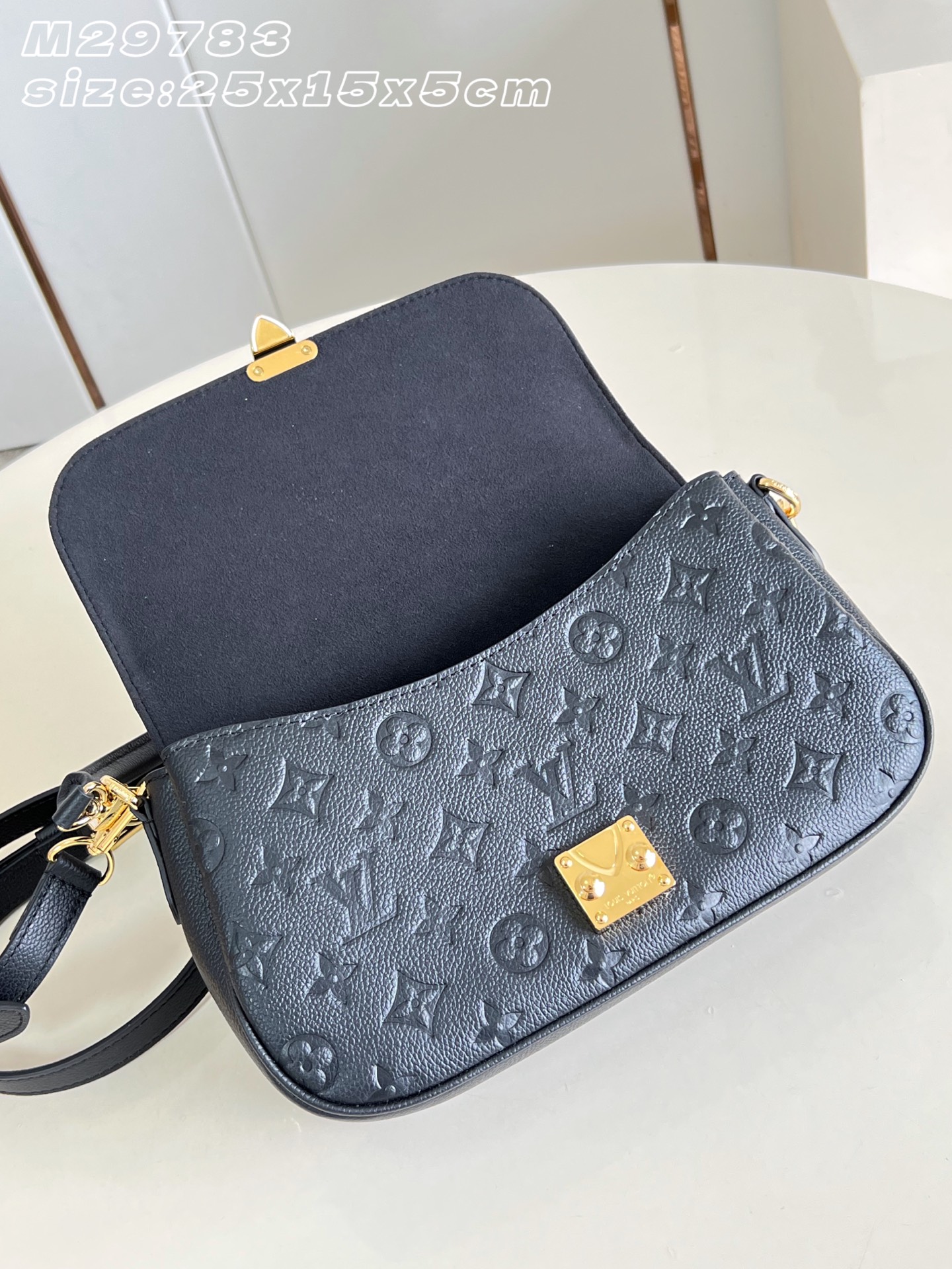 【顶级原单 M29783黑压花 】本款 Pochette Métis Soft 小号手袋演绎隽永都市风尚，适配日间至晚间