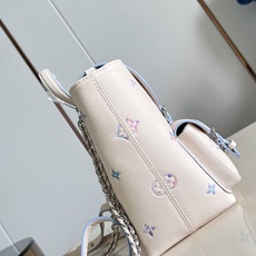 【顶级原单 M47072梦幻紫 】M2A375 這款Backup手袋以經典Monogram Empreinte標誌全新演 【顶级原单 M47072梦幻紫 】M2A375 這款Backup手袋以經典Monogram Empreinte標誌全新演