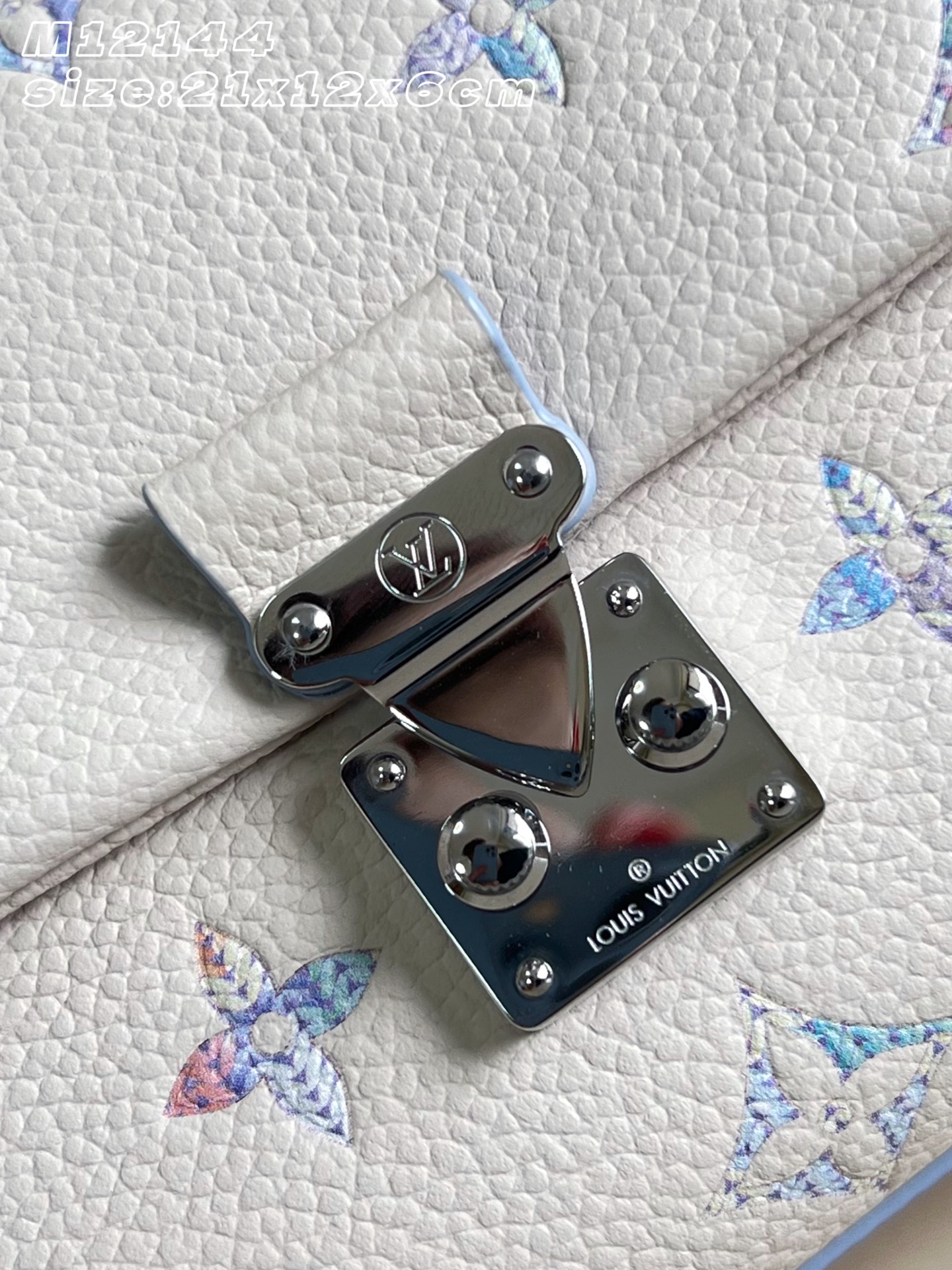 【顶级原单 M12144梦幻紫 】M2A374 本款 Nano Madeleine 手袋取材 Quartz 皮革，以链环