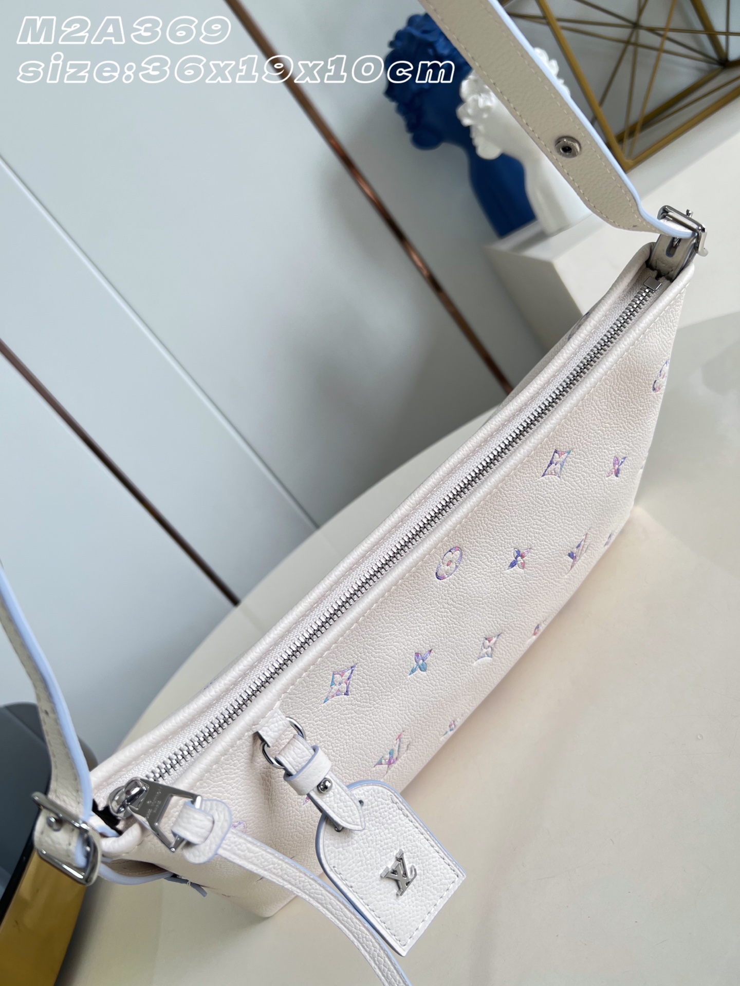 【顶级原单 M2A369梦幻紫 】本款 CarryAll east-west 手袋以典雅横向构型演绎 Monogram 