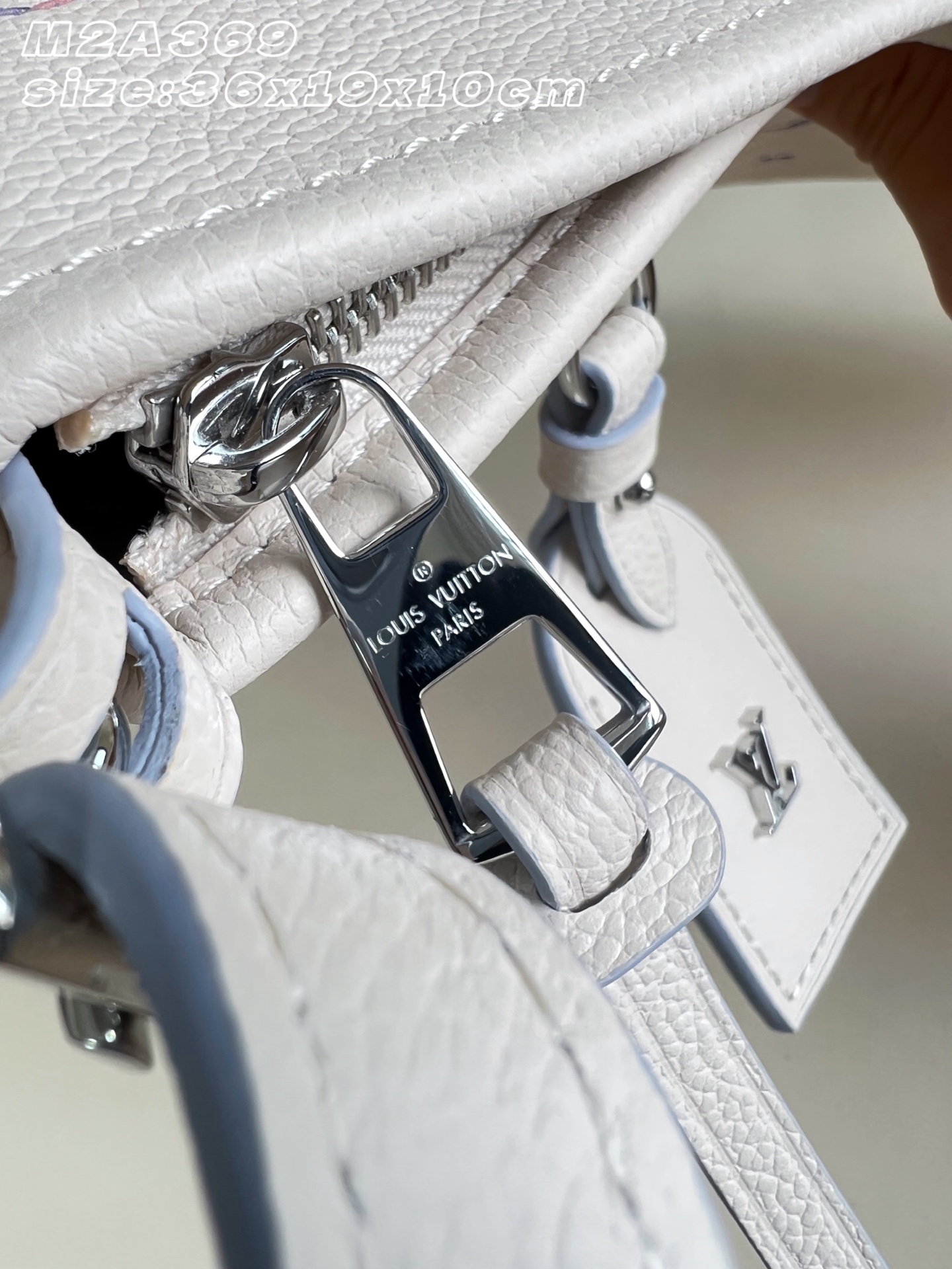 【顶级原单 M2A369梦幻紫 】本款 CarryAll east-west 手袋以典雅横向构型演绎 Monogram 
