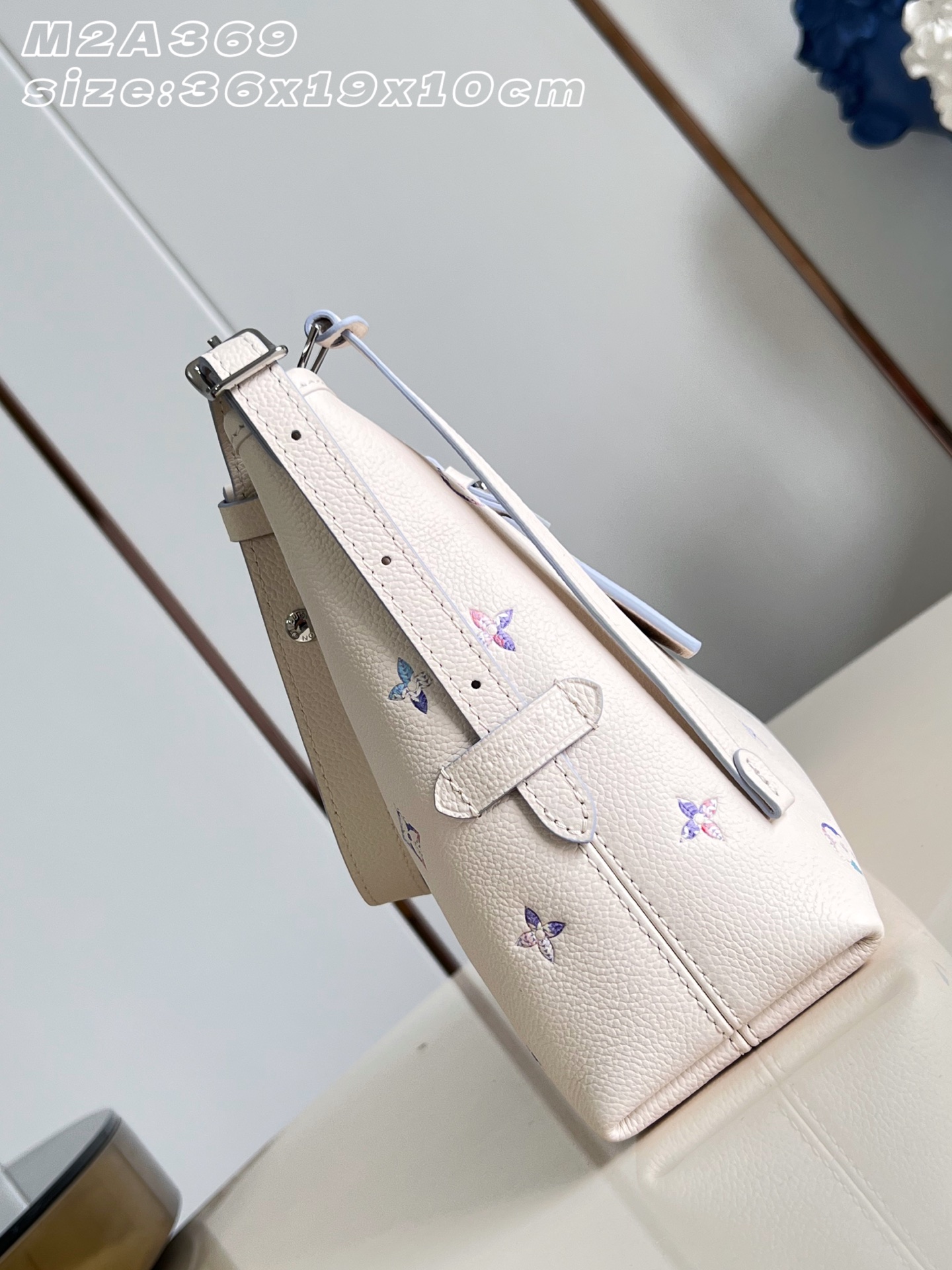 【顶级原单 M2A369梦幻紫 】本款 CarryAll east-west 手袋以典雅横向构型演绎 Monogram 