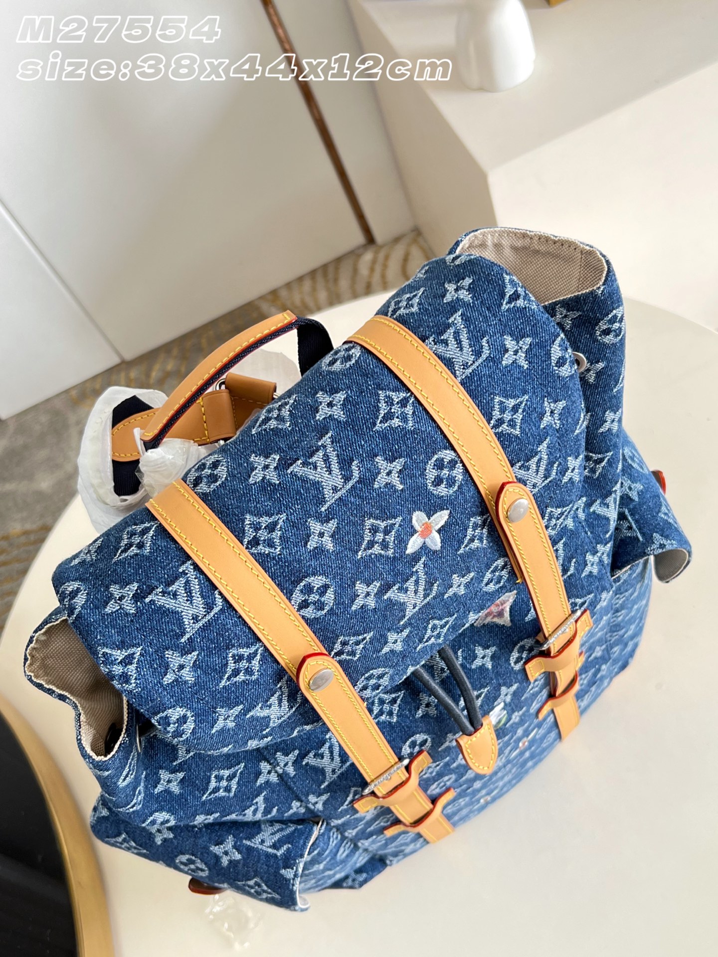 【顶级原单 M27554 】本款 Christopher 中号双肩包取材 Monogram 花卉牛仔布，为考究丹宁布织入