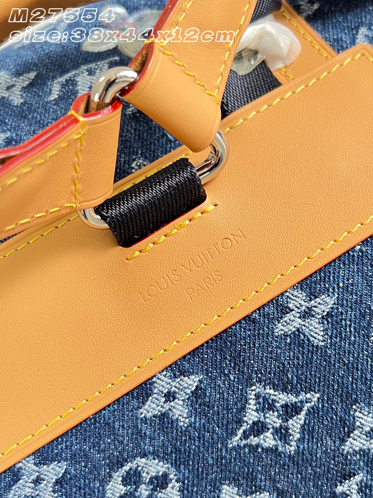 【顶级原单 M27554 】本款 Christopher 中号双肩包取材 Monogram 花卉牛仔布，为考究丹宁布织入