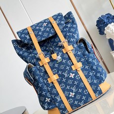 【顶级原单 M27554 】本款 Christopher 中号双肩包取材 Monogram 花卉牛仔布,为考究丹宁布织入 【顶级原单 M27554 】本款 Christopher 中号双肩包取材 Monogram 花卉牛仔布,为考究丹宁布织入
