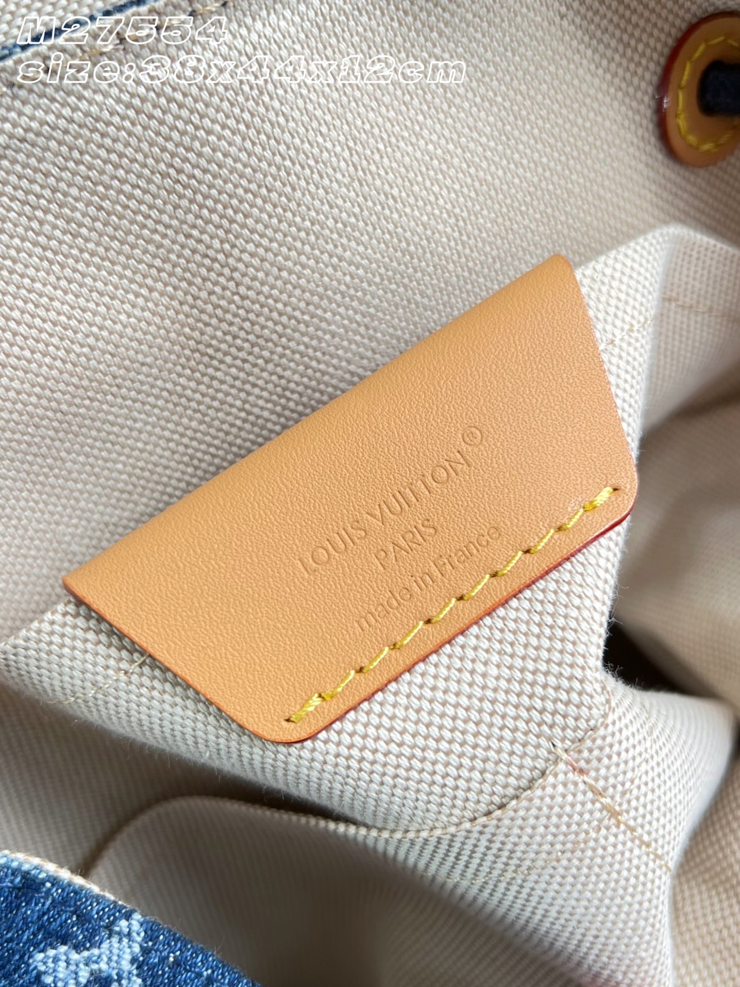 【顶级原单 M27554 】本款 Christopher 中号双肩包取材 Monogram 花卉牛仔布，为考究丹宁布织入