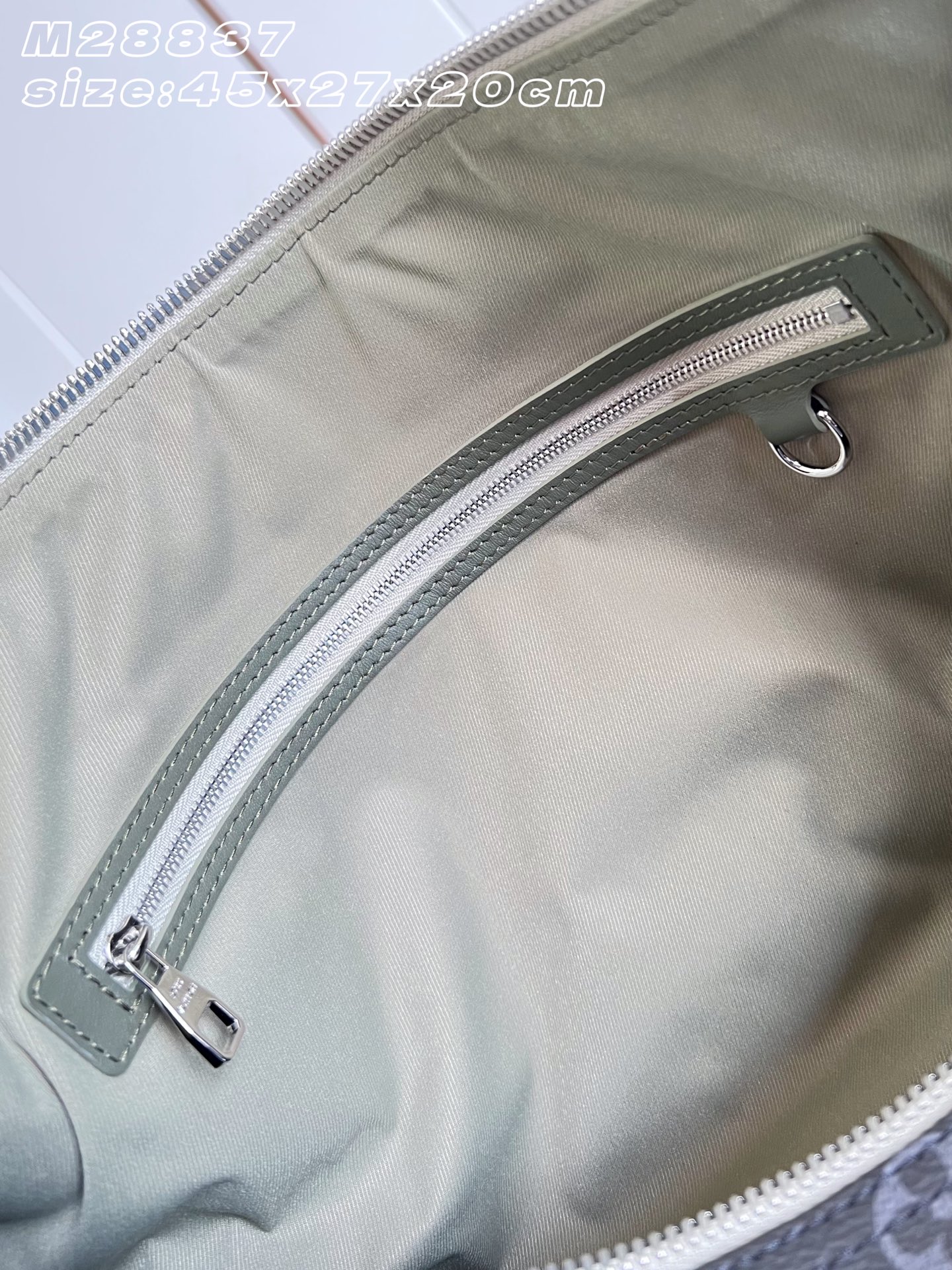 【顶级原单 M28837 】本款 Keepall Bandoulière 45 旅行袋采用Monogram Eclips 【顶级原单 M28837 】本款 Keepall Bandoulière 45 旅行袋采用Monogram Eclips