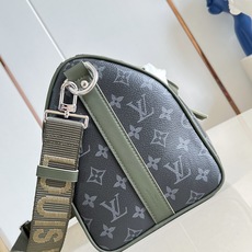 【顶级原单 M28639 】本款 Keepall Bandoulière 35 手袋采用 Monogram Eclips 【顶级原单 M28639 】本款 Keepall Bandoulière 35 手袋采用 Monogram Eclips