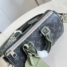 【顶级原单 M28638 】本款 Keepall Bandoulière 25 手袋溯源 2000 年代日本街头潮流,为 【顶级原单 M28638 】本款 Keepall Bandoulière 25 手袋溯源 2000 年代日本街头潮流,为